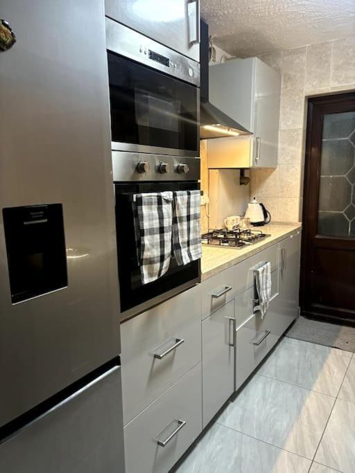 Charming And Cosy London Home, Garden, Parking & Family Fun Митчам Экстерьер фото