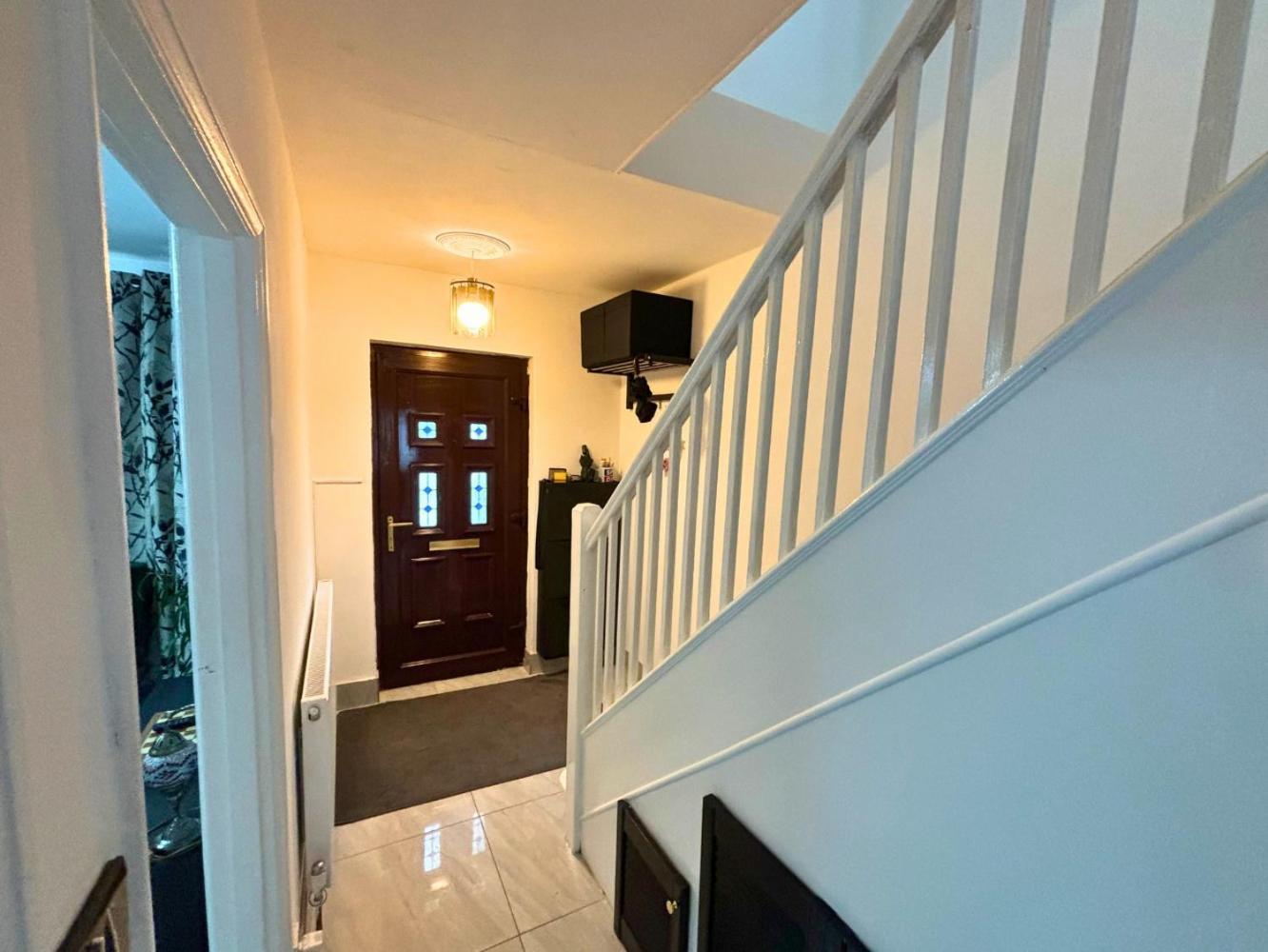 Charming And Cosy London Home, Garden, Parking & Family Fun Митчам Экстерьер фото